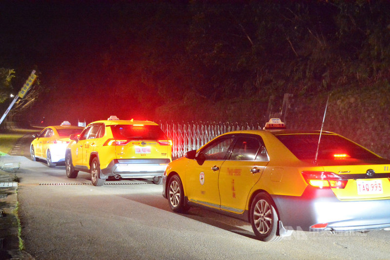 30名滯留印度的台灣人，29日晚間搭防疫計程車（圖）抵達新北市的檢疫所，在深夜完成相關檢疫措施後，進入檢疫所進行為期14天的集中檢疫。中央社記者黃旭昇新北攝　109年4月30日