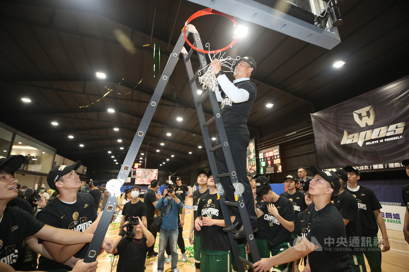 第17季超級籃球聯賽(SBL)總冠軍賽30日出爐,由台灣啤酒在系列賽以4比3終結裕隆納智捷,奪得隊史第5座SBL總冠軍金盃,賽後台啤總教練周俊三(上)剪下籃網慶祝。中央社記者張新偉攝 109年4月30日