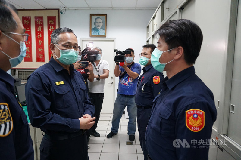 鐵路警察遭刺死案,鄭姓凶嫌因精神疾病一審判無罪。警政署長陳家欽(左2)30日前往鐵路警察局台北分駐所慰問員警時說,得知判決後,內心很沉重、憤怒,且深表不公,無法接受。中央社記者劉建邦攝 109年4月30日