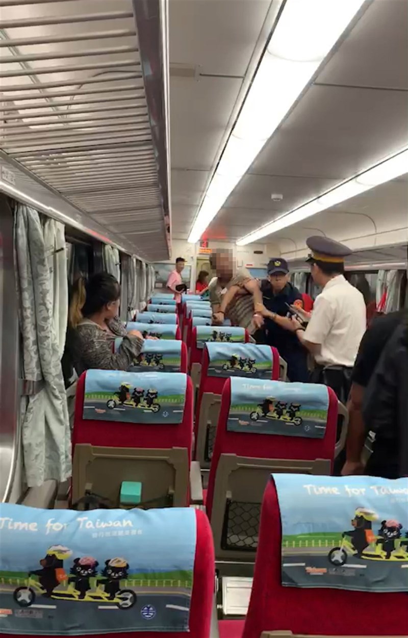 鄭姓男子(右3)2019年7月搭火車持刀刺傷鐵路警察李承翰(右2)腹部致死,嘉義地方法院認為鄭男罹患思覺失調症,判無罪並令入相當處所施以監護5年。(民眾提供)中央社