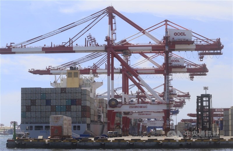 武漢肺炎疫情讓全球經濟活動近乎停擺,台經院3月製造業景氣燈號續亮代表景氣低迷的黃藍燈。(中央社檔案照片)