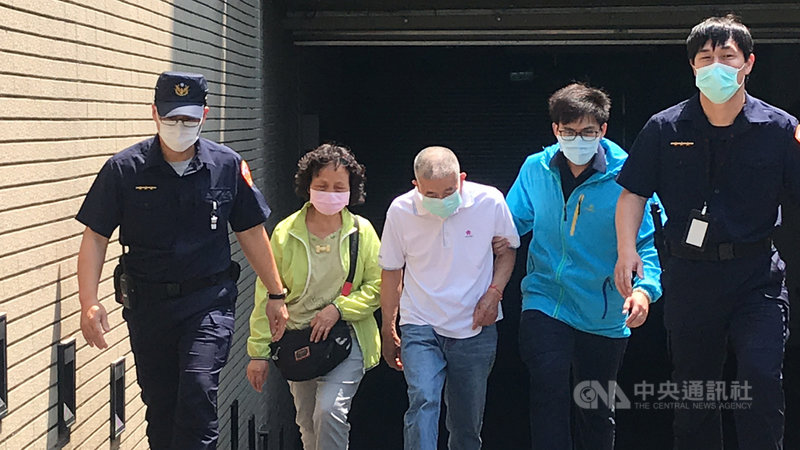 鄭姓男子搭火車刺傷鐵路警察李承翰腹部致死,嘉義地方法院認為鄭男罹有思覺失調症,30日宣判無罪。李承翰父母對於判決結果不發一語,僅說「太離譜」。中央社記者姜宜菁攝 109年4月30日