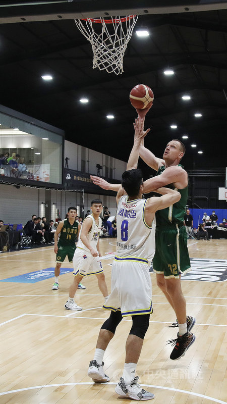 第17季超級籃球聯賽(SBL)總冠軍賽最終決戰30日晚間登場,台啤洋將塞瑟夫(Ihor Zaytsev)(右)全場貢獻17分5籃板,幫助球隊以117比78打爆裕隆納智捷,奪得隊史第5座SBL總冠軍。中央社記者張新偉攝 109年4月30日
