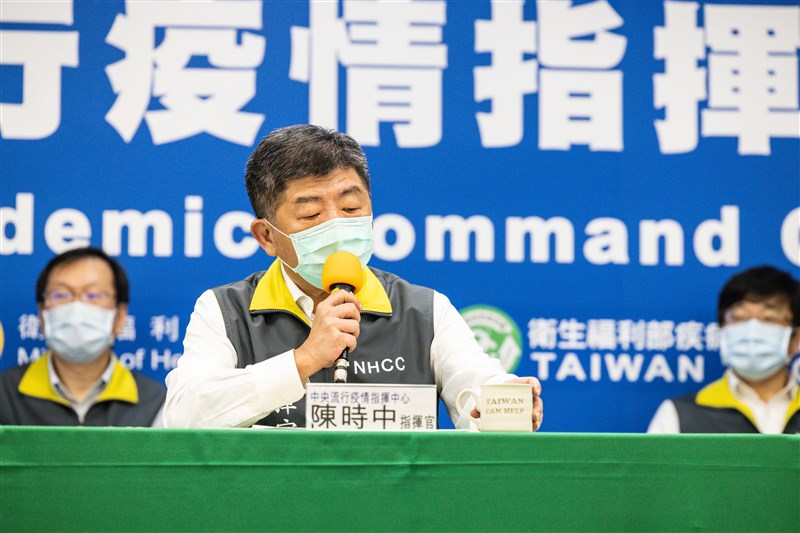 武漢肺炎連續5天無新增確診病例,指揮中心指揮官陳時中(中)說,由於已有「5個零」,總統特別致贈Taiwan can help杯子。(中央流行疫情指揮中心提供)