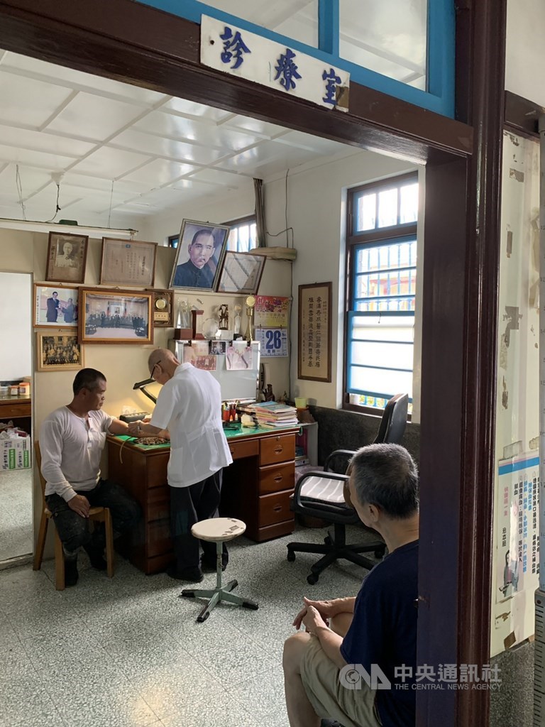 苗栗縣公館鄉福基診所醫師謝春梅(中)29日過世,年近百歲的他昔日看診時耳聰目明,注射下針更是「快、狠、準」。(中央社檔案照片)