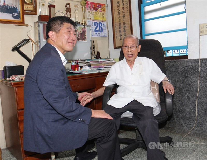全台最年長執業醫師、苗栗縣公館鄉福基診所醫師謝春梅(右)29日辭世,他生前高齡9旬仍在執業,衛福部長陳時中(左)108年8月間也曾到訪診所,讚揚他長年奉獻地方醫療精神。(檔案照片)中央社記者管瑞平攝