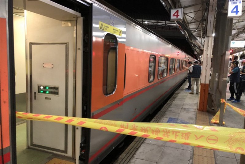 鄭姓男子被控持刀刺死鐵路警察李承翰,台南高分院法官訊後以有再犯及危害公共安全之虞,裁定羈押。圖為警方在事故車廂拉起封鎖線。(警方提供)中央社記者江俊亮傳真 108年7月4日