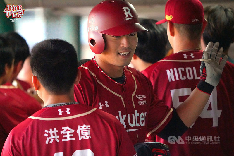 中華職棒1日公布4月投、打MVP,打擊MVP為樂天桃猿隊的朱育賢(中),他受訪表示,很開心開季後把手感找回來,並指出今年的課題就是維持。(樂天桃猿提供)中央社記者楊啟芳傳真 109年5月1日