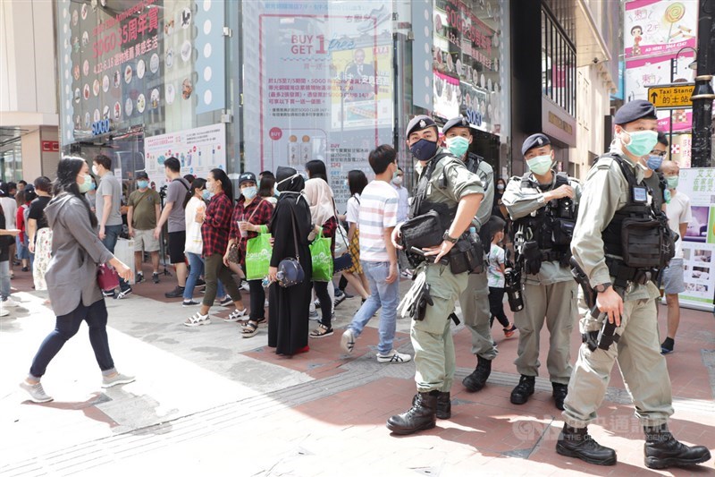 香港「反送中」運動支持者早前在網上發起「天馬行動」,趁「五一」勞動節進行快閃示威和堵路等,警方對此高度戒備。圖為防暴警察駐守銅邏灣。中央社記者張謙香港攝 109年5月1日