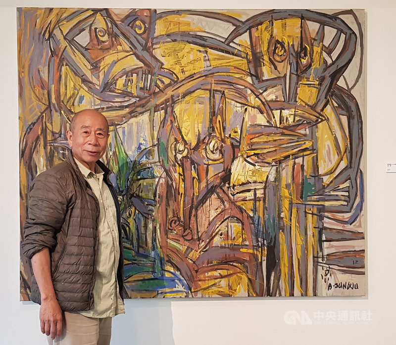 「狂墨.青花.翻飛:吳炫三X池上鳳珠聯展」記者會1日舉行,藝術家吳炫三(圖)表示,原訂2月底要在韓國首爾舉辦個展,不料遇到武漢肺炎疫情,作品都已運抵到當地,但卻無法前往,因而取消首爾的展出。中央社記者鄭景雯攝 109年5月1日