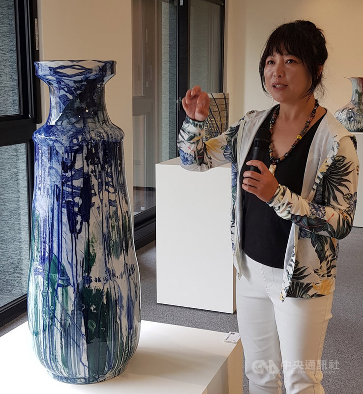 「狂墨.青花.翻飛:吳炫三X池上鳳珠聯展」記者會1日舉行,藝術家池上鳳珠(圖)這次展出的作品,也在傳統藍白色系的青花瓷中增添亮黃色系,展現女性情韻及經琢典雅風格。中央社記者鄭景雯攝 109年5月1日