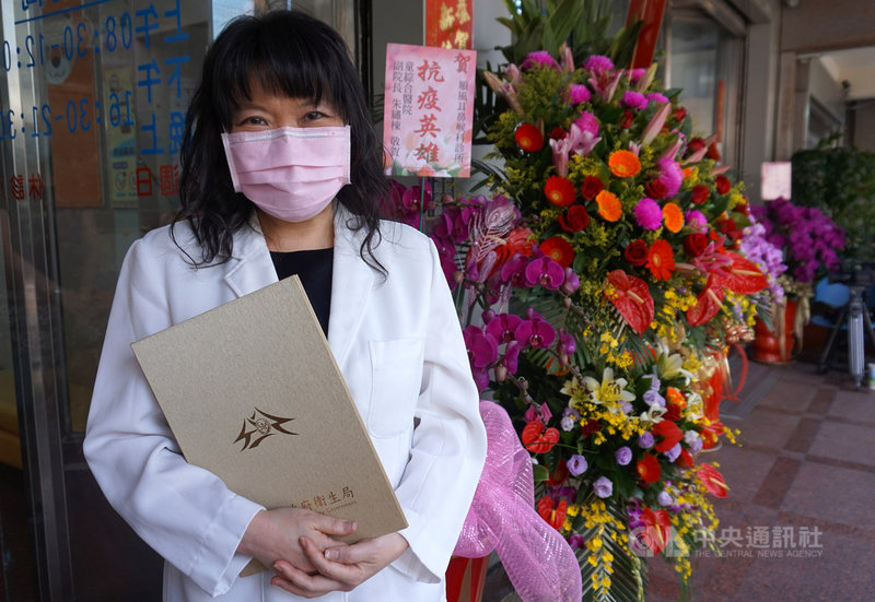 武漢肺炎(2019冠狀病毒疾病,COVID-19)疫情延燒,日前敦睦艦隊官兵爆發染疫情形,揭開疫情的守門員就是台中市清水區耳鼻喉科醫師周郁文。中央社記者趙麗妍攝 109年5月2日