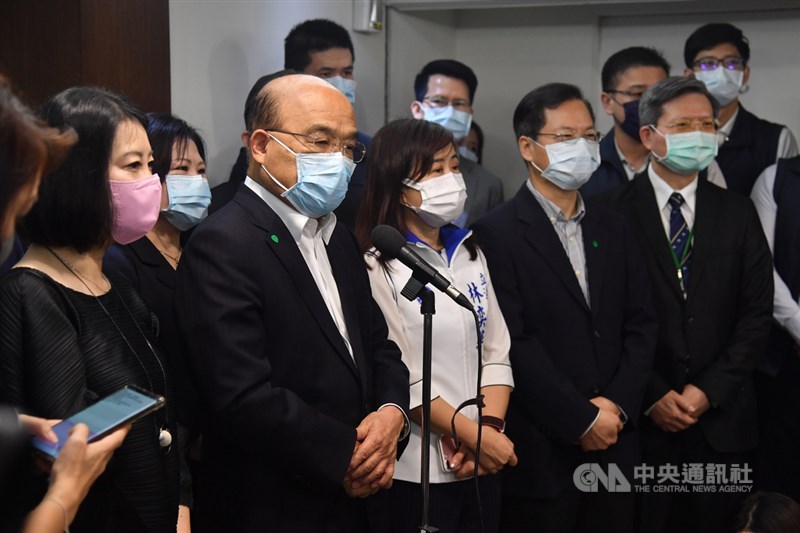 鐵路警察李承翰遭刺死案,被告一審無罪。行政院長蘇貞昌(前左2)2日上午視察1988紓困振興專線暨1955勞工紓困專線客服中心前受訪表示,這個案子如蔡總統所說,支持上訴,循法治社會的法制程序,希望各界一起從各方面努力,守住社會,大家才能安全。中央社記者林俊耀攝 109年5月2日