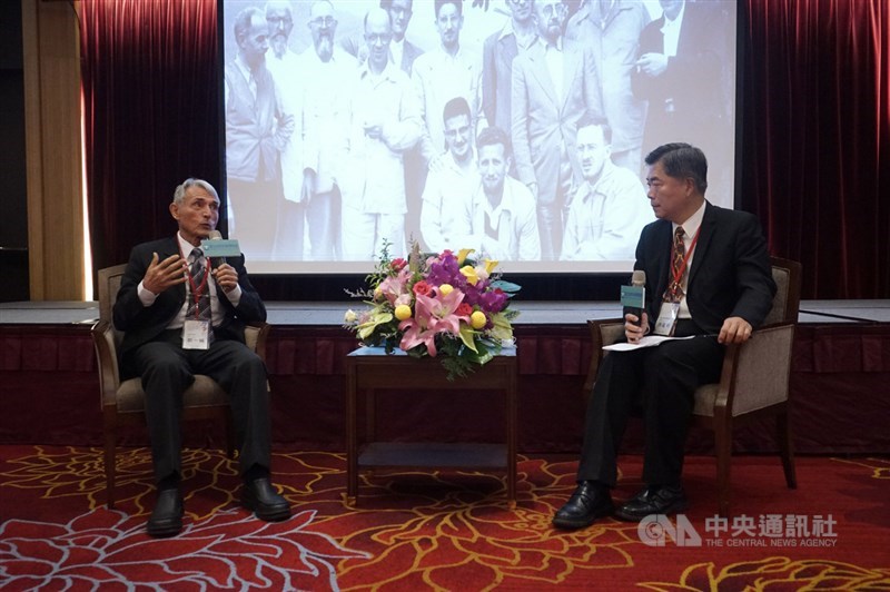 國立自然科學博物館出版「台灣東海岸的法國牧者」一書,收錄17名神父在台奉獻的故事,2日在花蓮舉行首場新書發表會,玉里天主堂神父劉一峰(左)暢談來台生活。右為科博館長孫維新。中央社記者張祈攝 109年5月2日