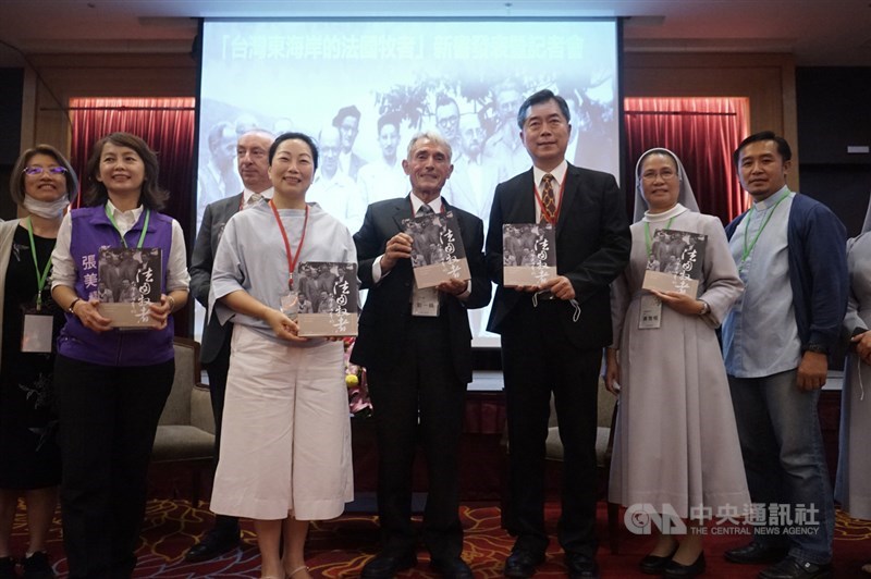 國立自然科學博物館出版「台灣東海岸的法國牧者」一書,2日在花蓮舉行首場新書發表會,法國在台協會主任公孫孟(後排左2)、花蓮縣長徐榛蔚(前排左2)、科博館館長孫維新(右3)與玉里天主堂神父劉一峰(右4)等人出席。中央社記者張祈攝 109年5月2日