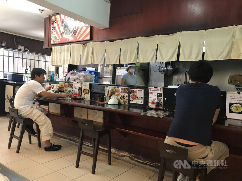 關閉了近1個月半,泰國的餐廳3日開始可以內用,但顧客之間必須維持一定的社交距離。中央社記者呂欣憓曼谷攝 109年5月3日