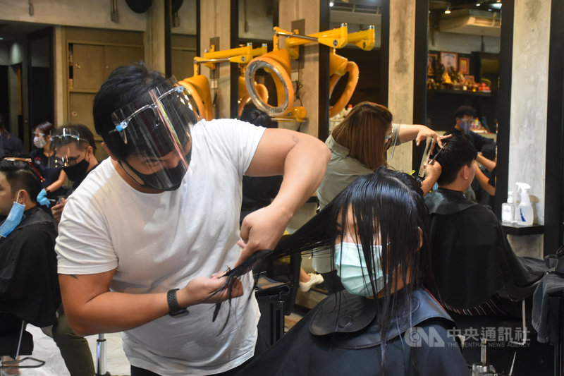關閉了近1個月半,泰國的美髮沙龍3日開始可以營業,但只能做吹、剪、洗髮,有的沙龍要求美髮師工作時戴上口罩和面罩。中央社記者呂欣憓曼谷攝 109年5月3日