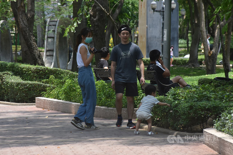 關閉了近1個月半,泰國3日開放公園,不少人攜家帶眷在公園散步,出現久違的輕鬆氣氛。中央社記者呂欣憓曼谷攝 109年5月3日