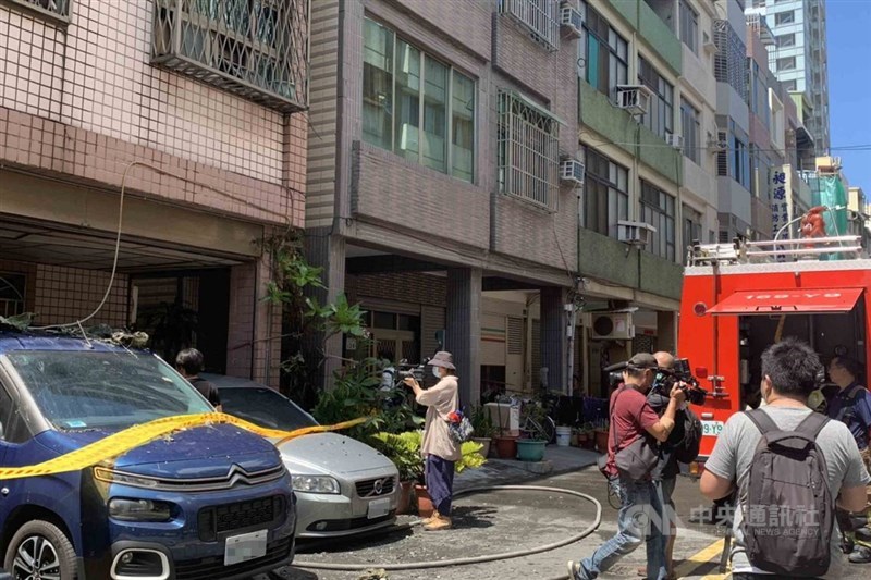 高雄市三民區大連街一棟5樓透天厝3日上午發生火警,警消人員於火勢撲滅後拉上封鎖線,調查發生原因。中央社記者陳朝福攝 109年5月3日