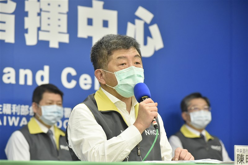 中央流行疫情指揮中心指揮官陳時中(前)宣布,台灣3日沒有新增武漢肺炎確診病例,全台累計確診病例為432例。(中央流行疫情指揮中心提供)
