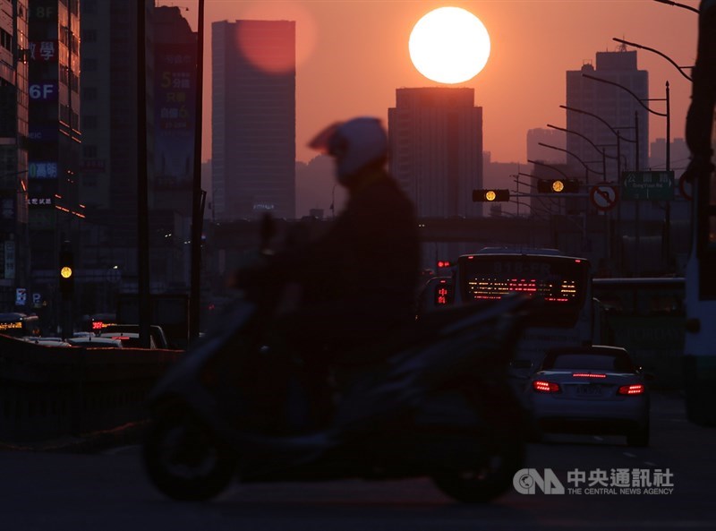 台北市再現懸日美景,吸引許多民眾前往取景拍攝。中央社記者張新偉攝 109年4月29日