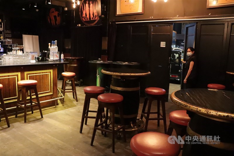 由於酒吧傳播武漢肺炎的個案趨升,香港當局勒令所有酒吧自3日晚間6時起停業14天,圖為港島灣仔一間酒吧準時關閉。中央社記者張謙香港攝 109年4月3日