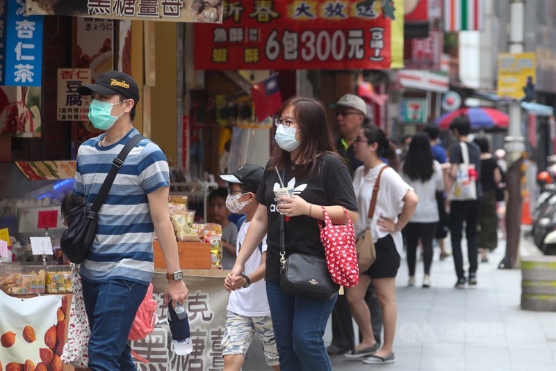 經濟部長沈榮津4日表示,新版酷碰券規劃,確定將由電子與實體兩個方式並行,將不限單一模式,包含實體券、電子支付、電子票證。圖為3日淡水老街逛街人潮。中央社記者吳家昇攝 109年5月3日