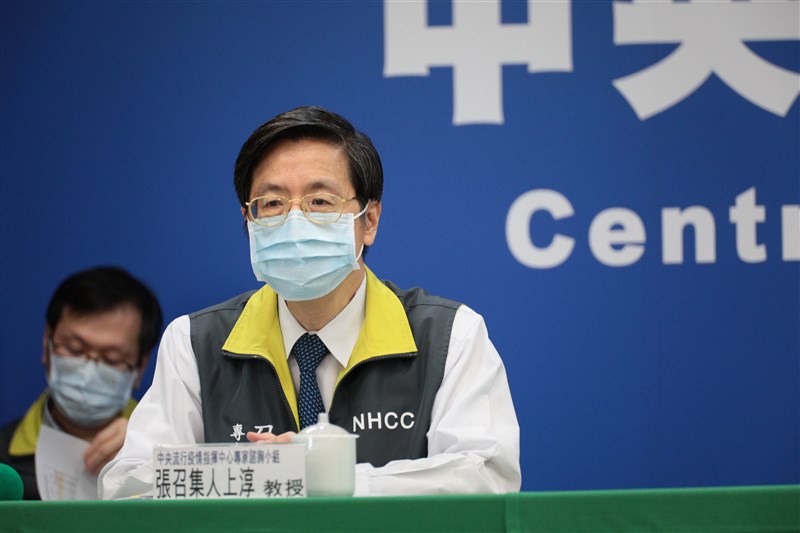 中央流行疫情指揮中心專家諮詢小組召集人張上淳(前)4日表示,台灣因為習慣戴口罩,是過去雖然有零星社區案例但沒有造成流行的重要原因。(中央流行疫情指揮中心)中央社