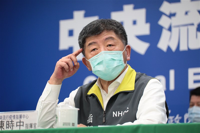 專家提議讓旅客登機前先填健康聲明書,防境外移入個案。指揮中心指揮官陳時中4日坦言不認同,若航空公司禁止有症狀者搭機,這些人恐怕搭機時就不會誠實告知症狀,入境後自然也不會通報,「等同拉了一條謊言鏈」,面臨挨罰困境。(中央流行疫情指揮中心提供)中央社