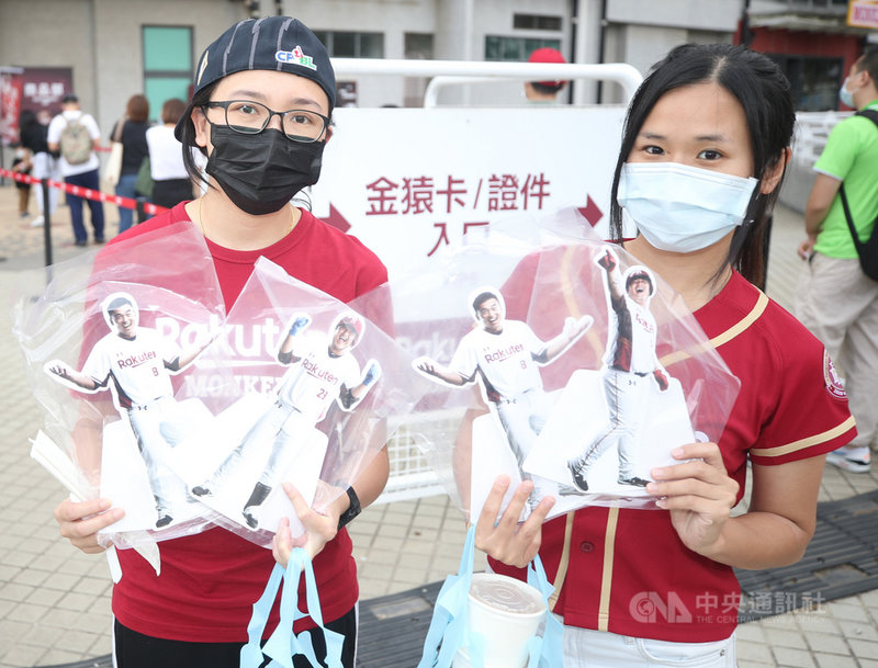 國內武漢肺炎(2019冠狀病毒疾病,COVID-19)疫情趨緩,中職可望逐步開放觀眾入場。支持桃猿王溢正的邱小姐(左)說,希望能早日進入球場,親口為球員加油;劉小姐(右)則說,期望能親自為球員加油跳應援曲。圖為5月3日球迷到桃園球場搶購桃猿便當。中央社記者張新偉攝 109年5月5日