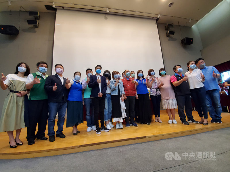 24名跨黨派新北市議員致敬各行各業為疫情而戰,5日合作翻唱公益歌曲「明天會更好」,新北市長侯友宜(前排右7)也出席活動,希望藉歌聲傳遞更多正能量。中央社記者王鴻國攝 109年5月5日