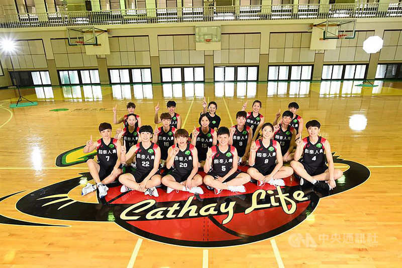 第15季女子超級籃球聯賽(WSBL)6日將正式點燃戰火,女籃霸主國泰人壽(圖)今年也蓄勢待發,目標瞄準10連霸,首戰將與中華電信交手。(國泰女籃提供)中央社記者黃巧雯傳真 109年5月5日