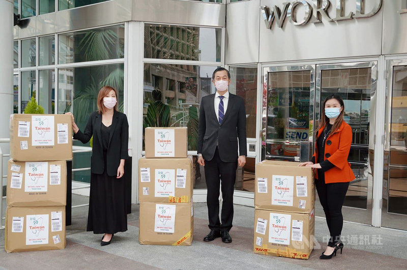 台灣捐2萬5000片口罩給卑詩省政府,由駐溫哥華台北經濟文化辦事處長陳剛毅(中)代表捐出;卑詩省公民服務廳長康安禮(右1)及兒童照顧省務廳長陳葦蓁(左1)代表省府接受。(駐溫哥華台北經濟文化辦事處提供)中央社記者胡玉立多倫多傳真 109年5月5日