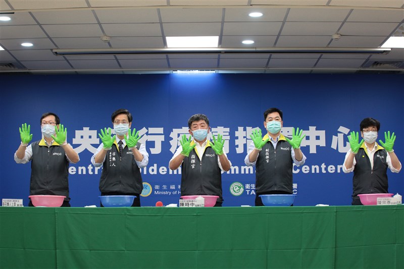 指揮中心指揮官陳時中為首的防疫五月天在記者會中示範正確洗手方式，呼籲民眾注重個人衛生。（中央疫情指揮中心提供）中央社