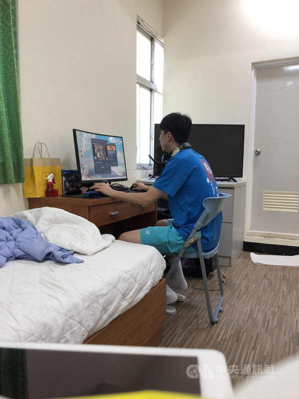 中華羽球代表隊雙打教練李勝木(圖)最大的嗜好就是打電動,不過他的搭檔蔡佳欣表示,李勝木從來不會因為打電動誤事,就算出國比賽,時間一到就會關燈就寢。(李勝木提供)中央社記者龍柏安傳真 109年5月5日
