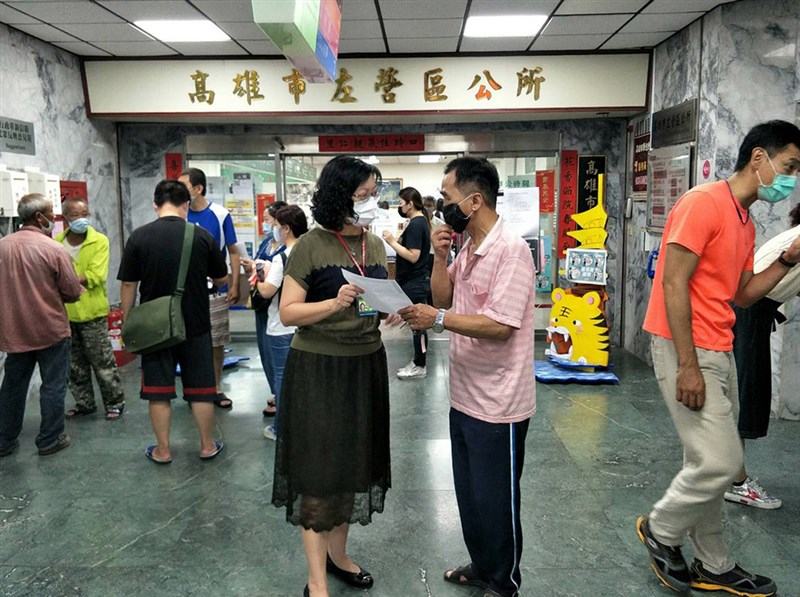 高雄市左營區公所6日一早就湧現排隊等候申請紓困方案的人潮,左營區長吳淑惠(前左)提醒民眾要備齊的資料。(民眾提供)中央社記者王淑芬傳真 109年5月6日