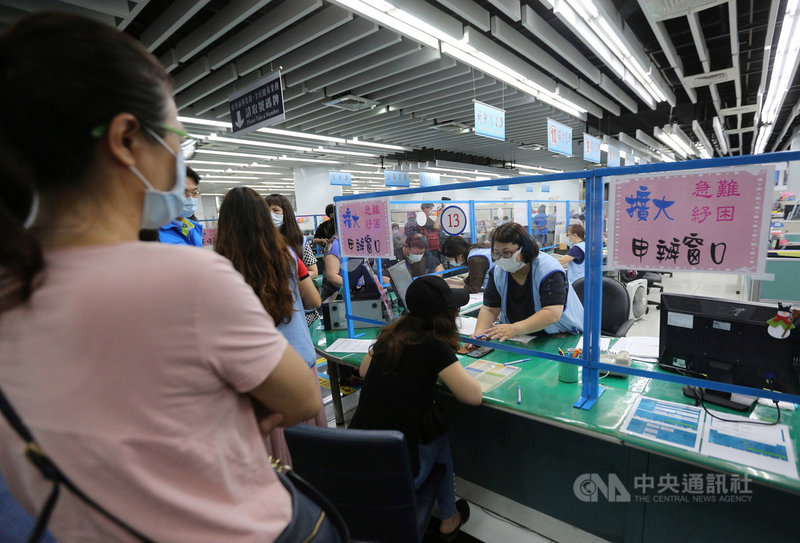 新台幣1萬元急難紓困申請6日上路,新北市各區公所都出現申辦人潮。中央社記者王鴻國攝 109年5月6日