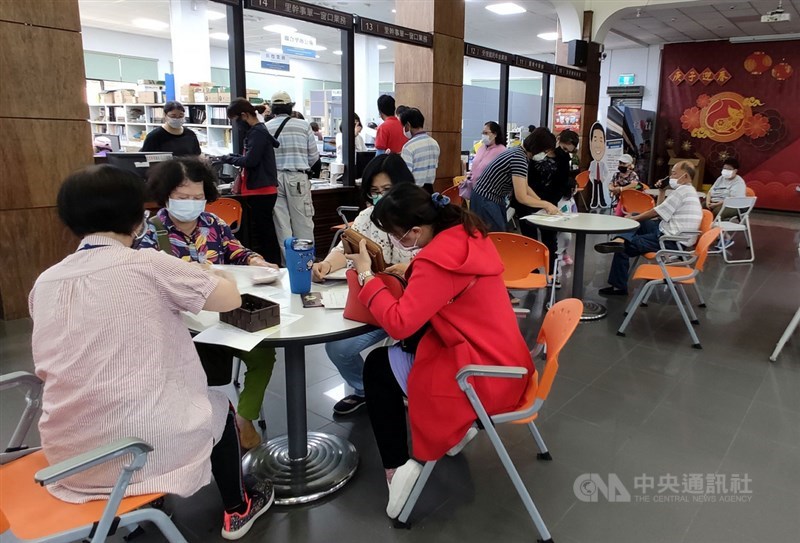 因應2019冠狀病毒疾病(COVID-19,武漢肺炎)疫情,行政院針對無農、勞保的工作者給予每戶新台幣1萬元補助,6日開放申請;台東市公所一大早就湧入申辦民眾,承辦人員細心講解。中央社記者盧太城台東攝 109年5月6日