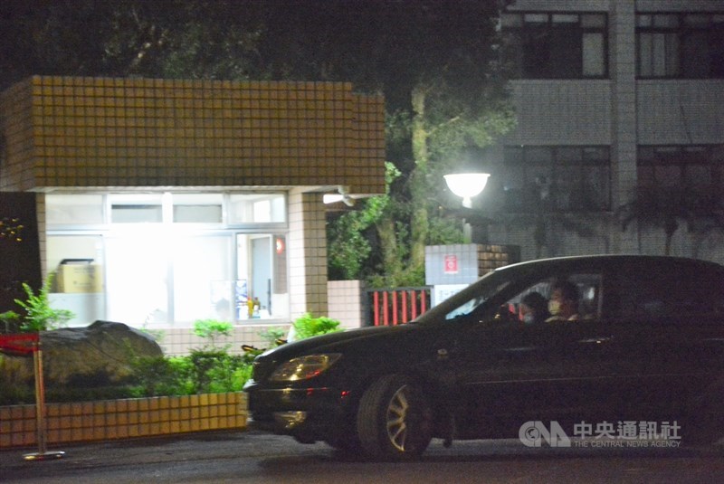 定點上海返台專案航班(類包機),第4班定點返台專案航班滯留湖北返台民眾,於集中檢疫所6日監測期滿解除隔離,凌晨家屬開車接回返家自主健康管理。中央社記者黃旭昇新北攝 109年5月6日