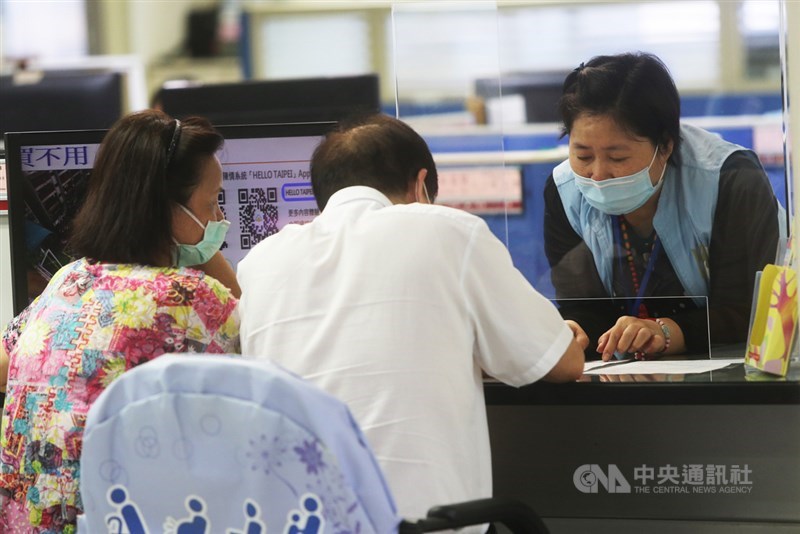 行政院擴大紓困方案放寬急難救助標準,每戶發放新台幣1萬元,6日起開放申請,部分民眾搞不清楚申請應備文件,由區公所服務人員詳細解說。中央社記者鄭傑文攝 109年5月6日