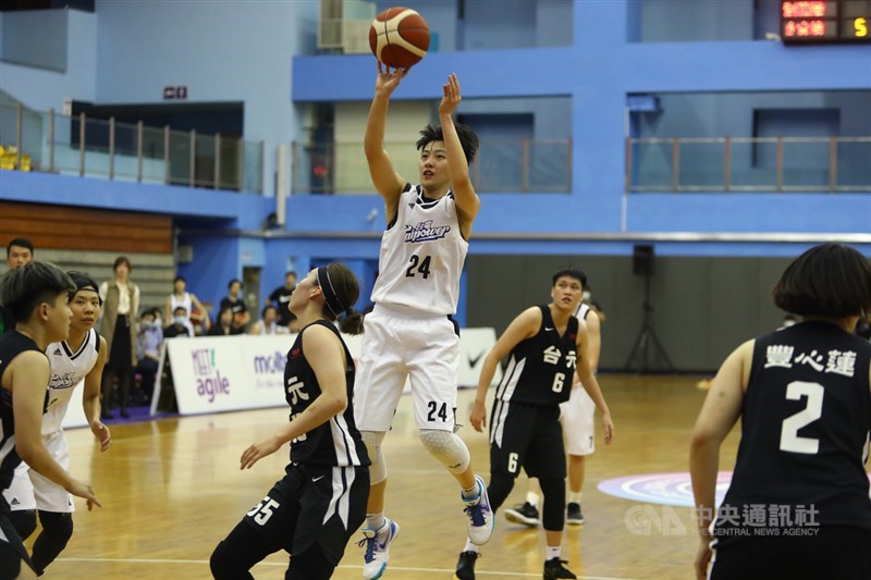 第15季女子超級籃球聯賽(WSBL)6日開打,由台元紡織對戰台灣電力,台電劉希曄(中)跳投得分,終場台電以58比80不敵對手吞敗。中央社記者王騰毅攝 109年5月6日