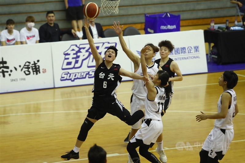 第15季女子超級籃球聯賽(WSBL)6日開打,由台元紡織對戰台灣電力,台元卓敬(左1)飛身上籃,終場台元靠著全隊平均發揮,以80比58輕取對手獲勝。中央社記者王騰毅攝 109年5月6日