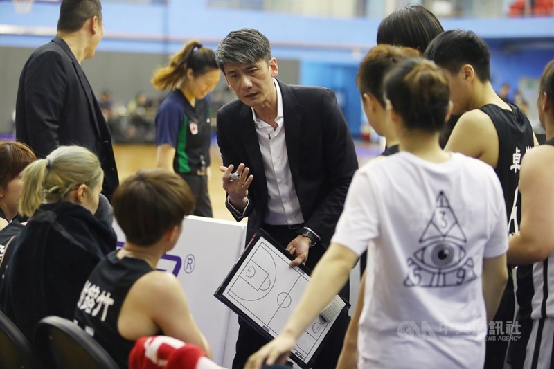 第15季女子超級籃球聯賽(WSBL)6日開打,台元今年改由超級籃球聯賽(SBL)裕隆隊前教練邱啟益(中)執掌兵符,這是邱啟益生涯首度執教女籃。中央社記者王騰毅攝 109年5月6日