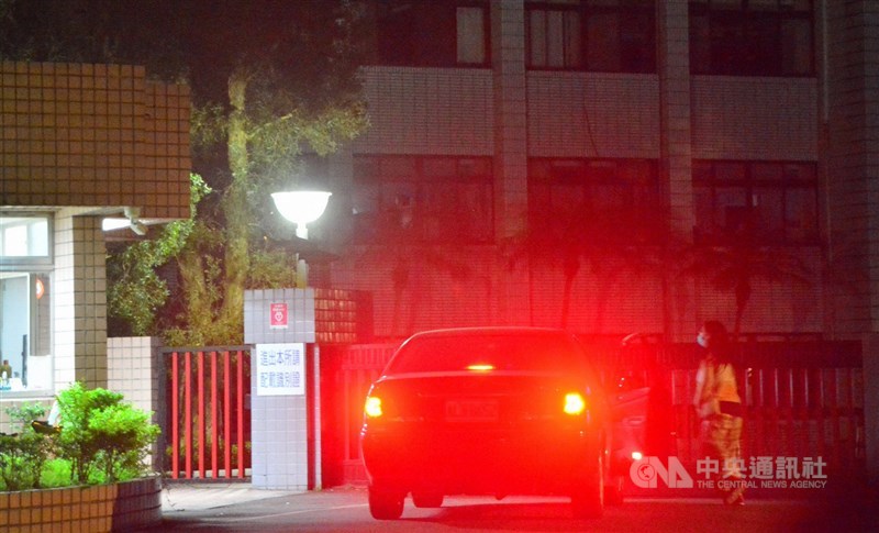 搭乘第2批第2架次湖北類包機的返台民眾6日監測期滿解除隔離,家屬凌晨開車接回返家自主健康管理。中央社記者黃旭昇新北攝 109年5月6日