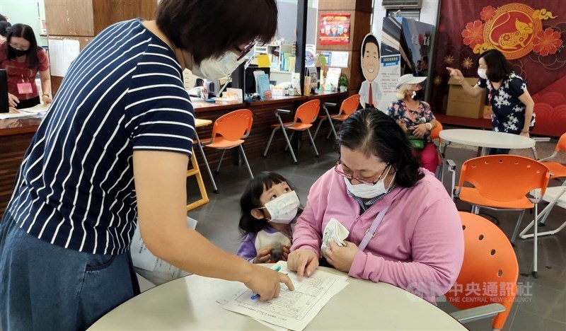 因應2019冠狀病毒疾病(COVID-19,武漢肺炎)疫情,行政院針對無農、勞保的工作者給予每戶新台幣1萬元補助,6日開放申請;一早就有民眾帶著小孩前往台東市公所詢問辦理。中央社記者盧太城台東攝 109年5月6日