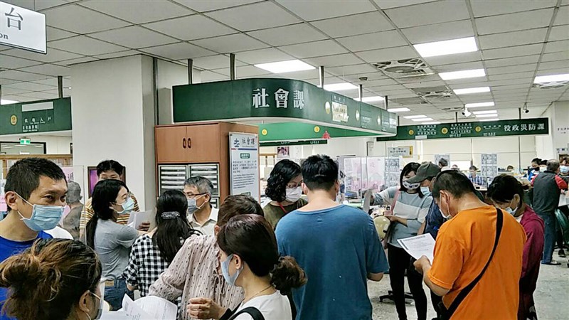因應2019冠狀病毒疾病(COVID-19,武漢肺炎)疫情,行政院擴大紓困對象,高雄市左營區公所6日一早出現排隊詢問及申請紓困方案的人潮。(民眾提供)中央社記者王淑芬傳真 109年5月6日
