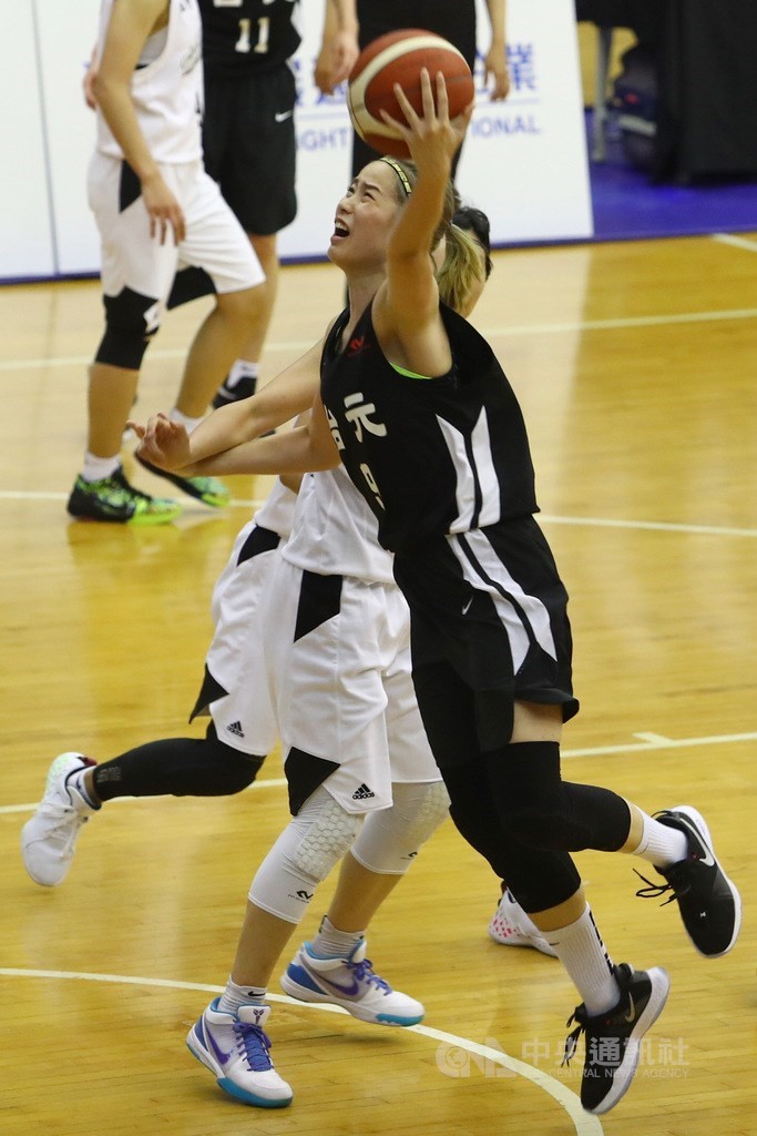 第15季女子超級籃球聯賽(WSBL)6日開打,由台元對戰台電,台元林文佑(前)攻下全隊最高的17分,率隊以80比58擊敗台電獲勝。中央社記者王騰毅攝 109年5月6日