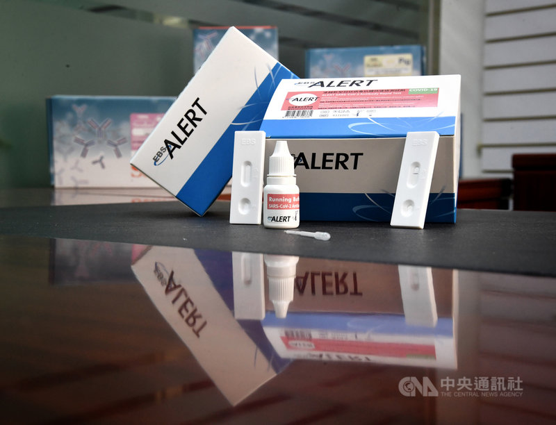 凌越生醫7日舉行記者會分享新型冠狀病毒抗體快速檢測試劑的研發成果,上週已通過台大醫院臨床試驗,只要10分鐘就能有結果,可立即量產,已送衛福部申請核准。中央社記者王飛華攝 109年5月7日