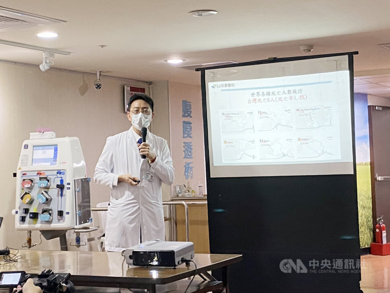 衛生福利部桃園醫院腎臟科醫師王偉傑(圖)7日表示,一名52歲女子為武漢肺炎重症患者,經過「血液淨化技術」治療已經痊癒,這項治療方式已獲得國際期刊正式接受,盼能挽救更多肺炎重症患者。中央社記者邱俊欽桃園攝 109年5月7日