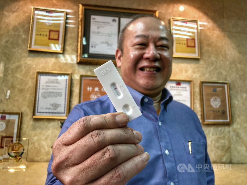 凌越生醫7日舉行記者會分享新型冠狀病毒抗體快速檢測試劑的研發成果,董事長陳作範表示,快篩試劑在上週已經通過台大醫院的協助,完成臨床驗證。中央社記者王飛華攝 109年5月7日